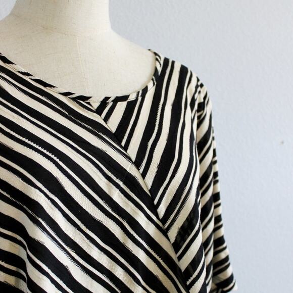 CJ Banks Short Sleeve Black and White Blouse Asymmetrical Design Size X - Picture 4 of 6
